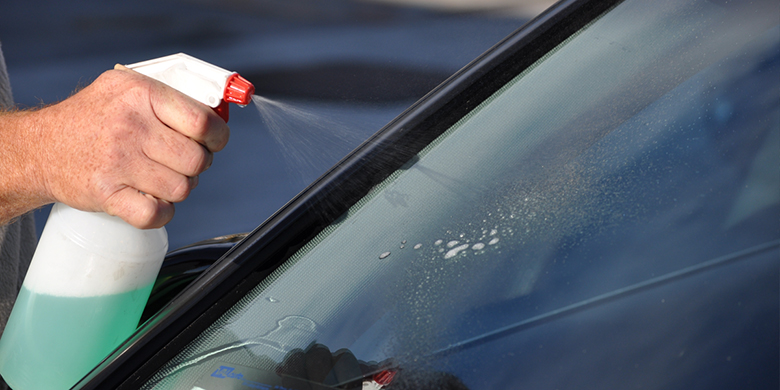 Cách pha chế nước rửa kính ô tô và những điều cần lưu ý